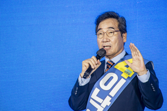 더불어민주당 이낙연 대선 경선 후보가 25일 오후 광주 서구 김대중컨벤션센터 1층 다목적홀에서 열린 광주·전남 지역경선 합동연설회에서 정견발표하고 있다. <사진공동취재단>